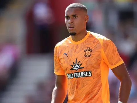 Thủ môn Southampton được yêu cầu đá tiền đạo sau xử lý xuất sắc trước Real Madrid