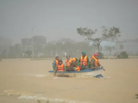 Huế: 4 người bị lũ cuốn mất tích, chính quyền phát cảnh báo khẩn