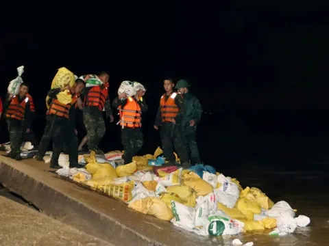 Lực lượng Sư đoàn 315 xuyên đêm gia cố tuyến kè biển An Lương, Đà Nẵng