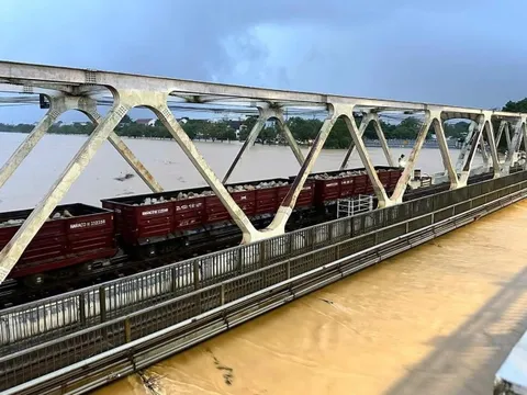 Lũ sông Hương dâng cao, đường sắt tiếp tục đưa 2 tàu chở 1.100 tấn đá giữ cầu
