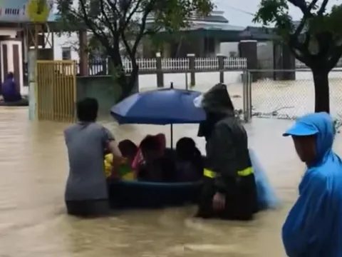 Hà Tĩnh: Di dời khẩn cấp hàng trăm người do mưa lớn, nước tràn vào nhà dân