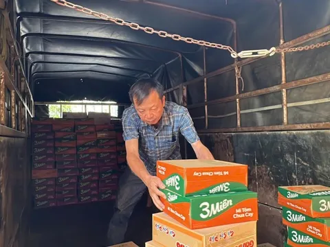 Quảng Ngãi: 'Chuyến xe nghĩa tình' tiếp tế cho người dân vùng cô lập