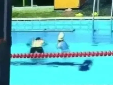 Người đàn ông 36 tuổi gãy đốt sống cổ, tử vong khi dạy con gái tập bơi