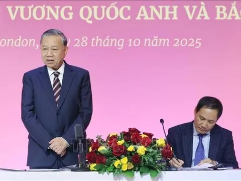 Tổng Bí thư gặp gỡ cộng đồng người Việt Nam và cán bộ Đại sứ quán Việt Nam tại Anh