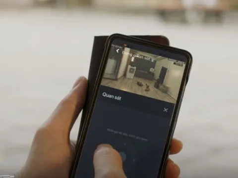 Qua camera giám sát, con trai phát hiện bố mẹ có biểu hiện sợ hãi nên báo công an