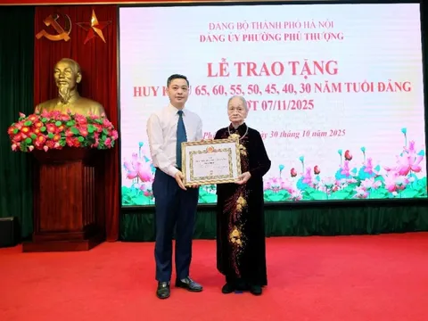 Phú Thượng trao tặng Huy hiệu Đảng cho các đảng viên ưu tú