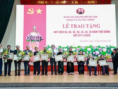 Xã Ứng Thiên trao Huy hiệu Đảng cho 31 đảng viên tiêu biểu