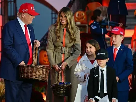 Trở về từ chuyến công du châu Á, Tổng thống Trump mang không khí lễ hội đến Nhà Trắng