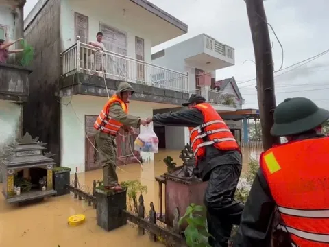 Những suất cơm nghĩa tình 'sưởi ấm' người dân vùng lũ