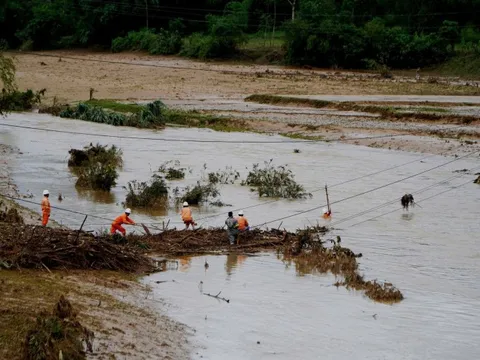 Thêm gần 170.000 khách hàng vùng lũ miền Trung được cấp điện trở lại