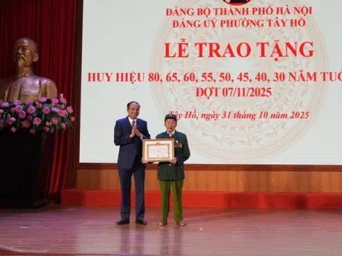Đảng ủy phường Tây Hồ trao Huy hiệu Đảng tặng 129 đảng viên