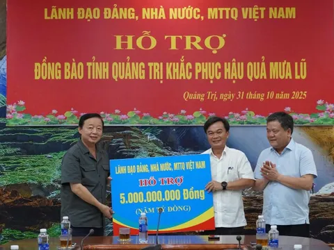 Phó Thủ tướng Trần Hồng Hà trao quà hỗ trợ tỉnh Quảng Trị khắc phục hậu quả mưa lũ
