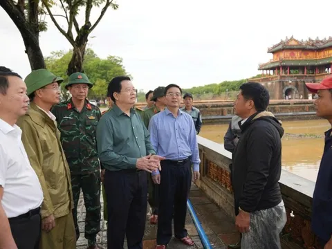 Phó Thủ tướng Mai Văn Chính kiểm tra công tác khắc phục mưa lũ tại khu vực Ngọ Môn-Đại Nội Huế