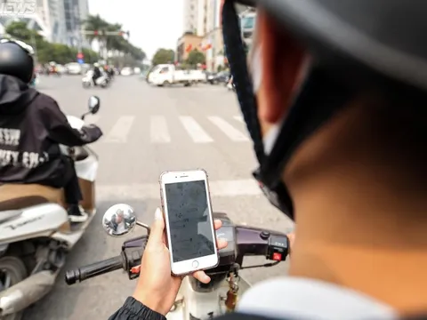 Một thanh niên bị xử phạt vì vừa lái xe vừa lướt điện thoại