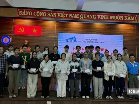 Hàng trăm sinh viên xa nhà được thầy cô tiếp sức sau trận lũ lớn ở Huế