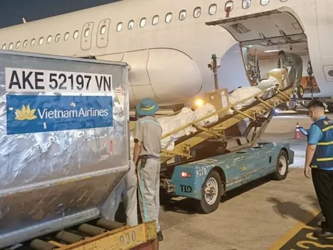 Gần 500kg hàng hóa hỗ trợ vùng lũ đã được Vietnam Airlines vận chuyển đến Huế