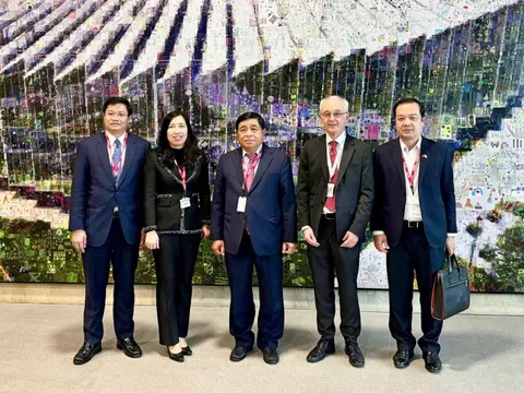 Phó Thủ tướng Nguyễn Chí Dũng thăm và làm việc với Tập đoàn AstraZeneca