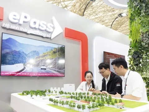 Gian hàng Viettel tại Hội chợ Mùa Thu thu hút khách tham quan