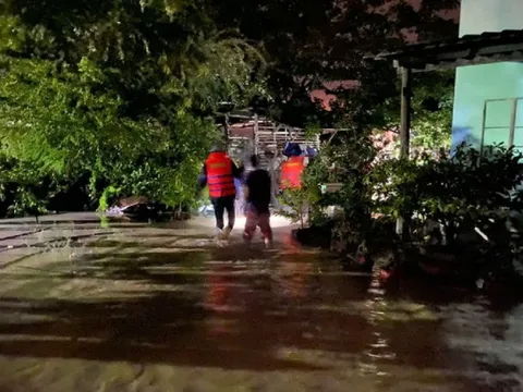 Lâm Đồng: Vỡ hồ chứa, lũ cuồn cuộn về trong đêm, 3 người bị cuốn trôi