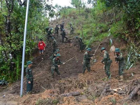Bộ đội băng rừng, mở đường cứu trợ người dân vùng sạt lở ở Quảng Ngãi