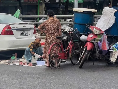 Chợ cóc, chợ tạm lấn vỉa hè, đường giao thông, gây ô nhiễm môi trường