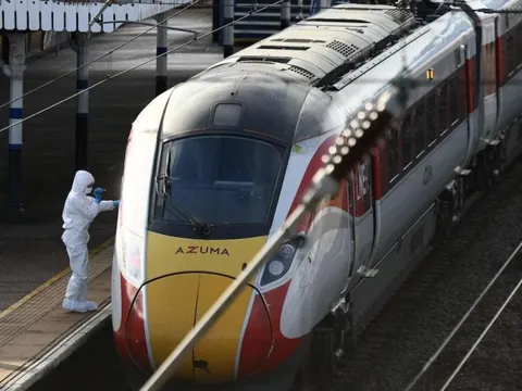 Cảnh sát Anh điều tra vụ tấn công bằng dao trên tàu hoả