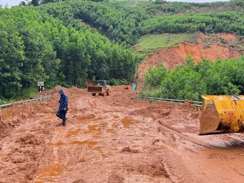 Quốc lộ, đường Hồ Chí Minh qua Đà Nẵng, Huế tiếp tục sạt lở, nhiều khu vực ngập sâu