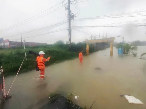 EVNCPC họp khẩn ứng phó mưa lũ và bão số 13