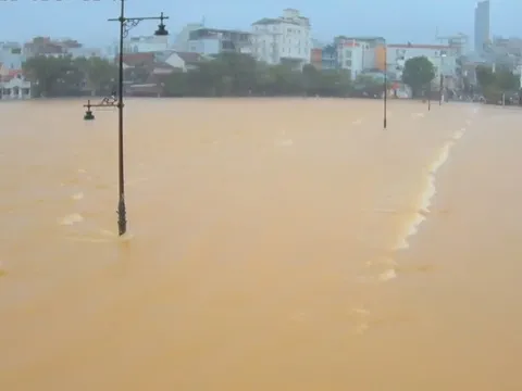 Mưa lớn ở thượng nguồn, lũ trên sông Hương, sông Bồ đang lên