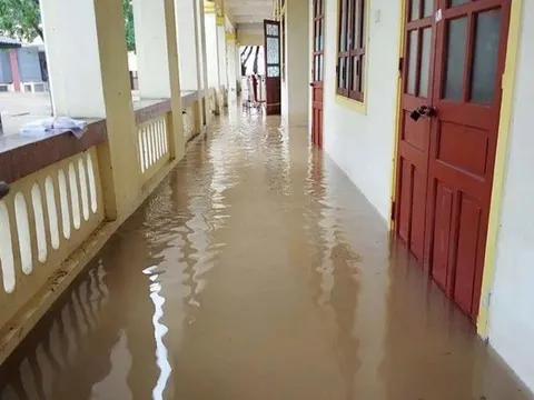 Hơn 18.000 học sinh Hà Tĩnh nghỉ học do mưa lũ