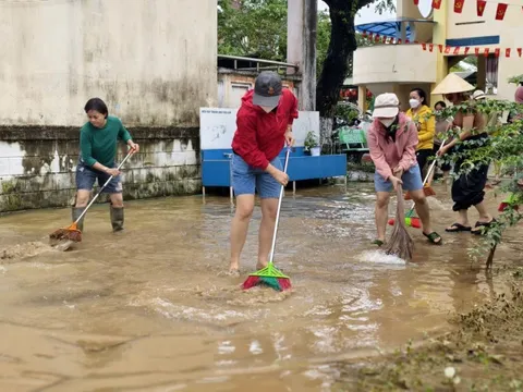 Một tuần 3 lần dọn bùn đất trong nhà, người dân Quảng Ngãi chật vật chống lũ