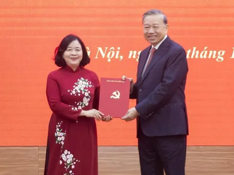Tổng Bí thư Tô Lâm trao quyết định về công tác cán bộ cho đồng chí Bùi Thị Minh Hoài