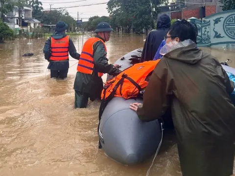 TP. Huế: Cảnh báo lũ đặc biệt lớn; sơ tán khẩn cấp nhiều hộ dân trong vùng ngập sâu