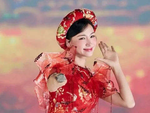 Hòa Minzy tiết lộ danh tính "người đặc biệt" gửi tin nhắn lúc nửa đêm