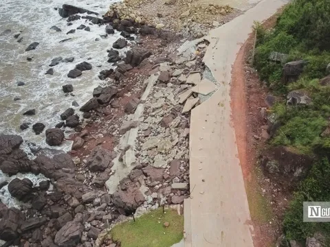 Ảnh: Tuyến đường ven biển bị sóng xé nát, hư hỏng nặng sau bão