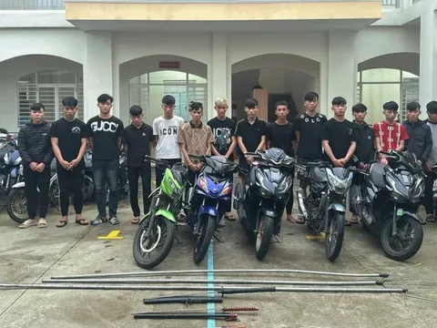 Cầm hung khí đuổi đánh người đi đường, 15 thanh niên bị khởi tố