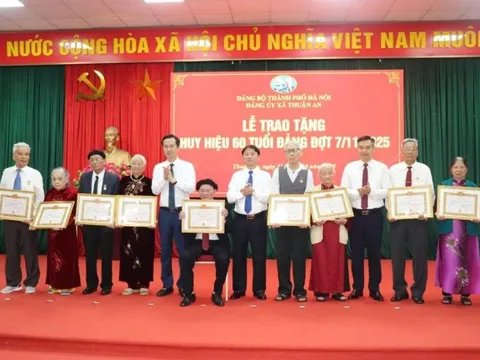 Xã Thuận An: Trao tặng Huy hiệu Đảng cho các đảng viên