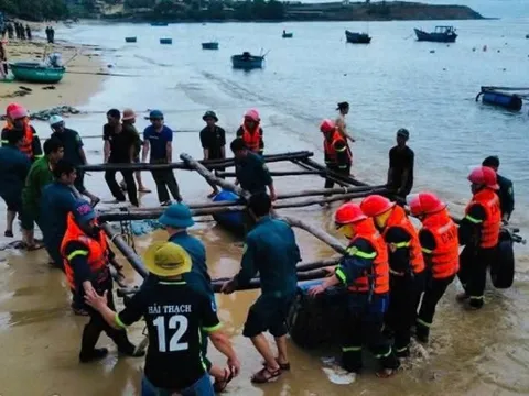 Chùm ảnh: Người dân miền Trung hối hả ứng phó bão số 13 (Kalmaegi)