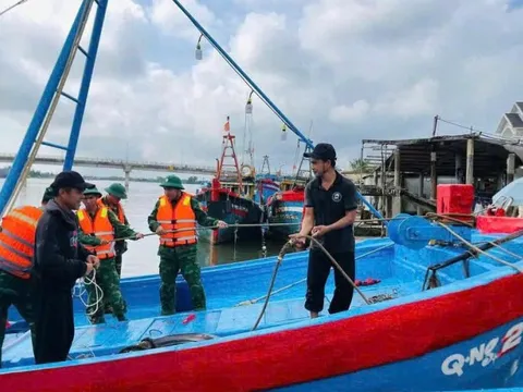 Quảng Ngãi: Lực lượng Biên phòng hỗ trợ ngư dân phòng chống bão số 13