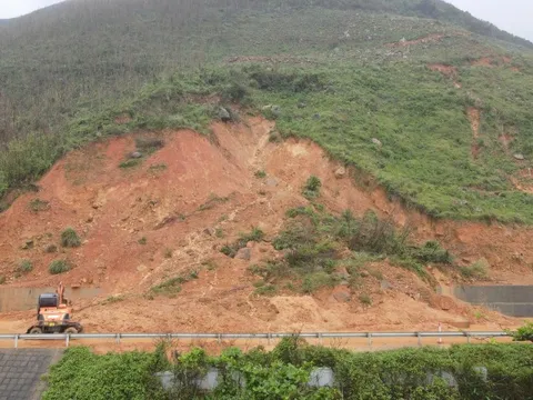 Cận cảnh điểm đứt gãy trên núi, sạt lở khiến 2 người bị thương ở Hà Tĩnh