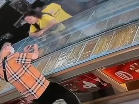 Bắt giữ 2 thanh niên cướp tiệm vàng ở TP.HCM