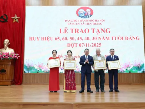 Xã Tiến Thắng trao tặng Huy hiệu Đảng cho 17 đảng viên
