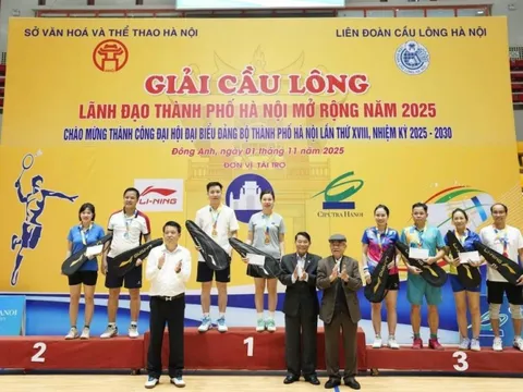 Phó Chủ tịch Hội LHPN xã Đông Anh cùng đồng đội giành giải Nhất cầu lông đôi nam nữ