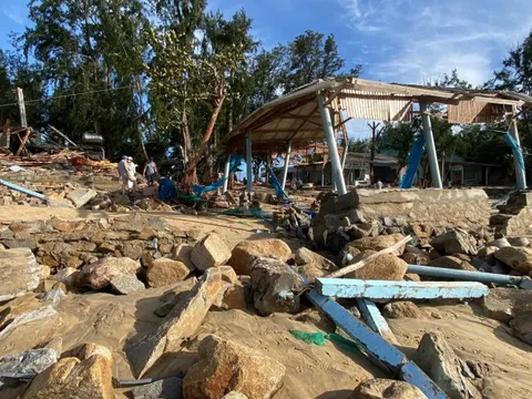 Làng biển Quảng Ngãi sau bão số 13: "Bao năm tích cóp, giờ trôi sạch trong một đêm"