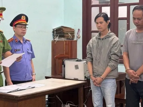 Bắt tạm giam 2 đối tượng hành hung tài xế công nghệ, khiến nạn nhân gãy mũi và chấn động não