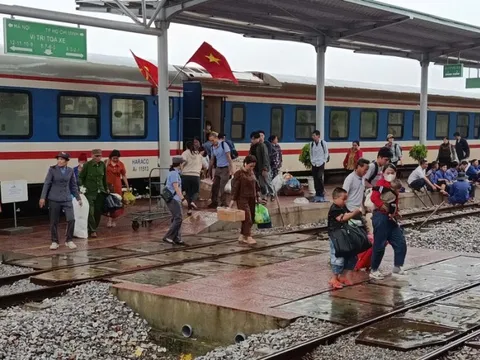 Đường sắt Bắc - Nam hư hỏng do bão, hành khách được chuyển tiếp bằng ô tô