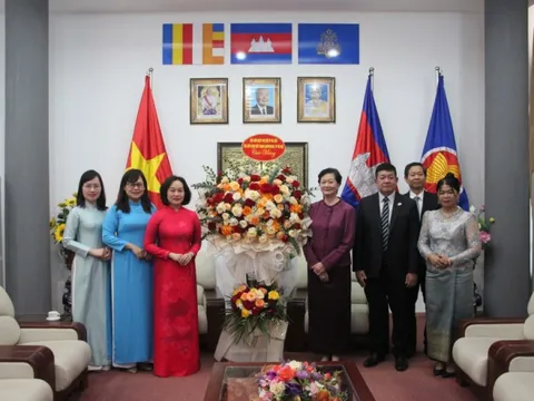 Hội LHPN Hà Nội thăm, chúc mừng Đại sứ quán Campuchia nhân dịp Quốc khánh Vương quốc Campuchia