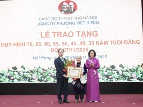 68 đảng viên phường Việt Hưng vinh dự được trao tặng Huy hiệu Đảng ​