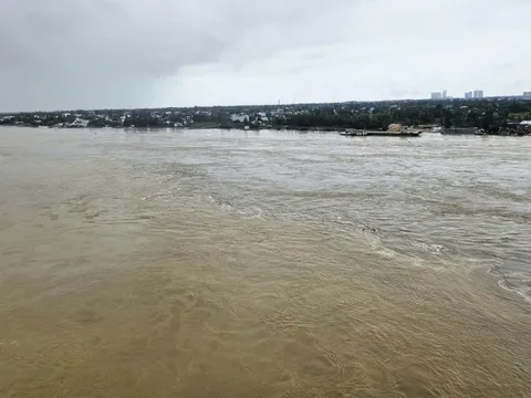 Ảnh hưởng bão số 13, lũ các sông ở Đà Nẵng và Huế lên trở lại