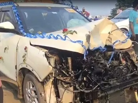 Ô tô nổ lốp, lao vào trạm xe buýt khiến 10 người thương vong